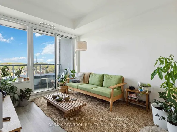 185 Deerfield Rd #315, Newmarket, ON L3Y 0G7