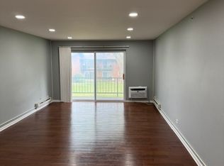 900 W Knightsbridge Dr Unit 1A, Mount Prospect, IL 60056