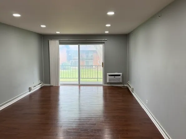900 W Knightsbridge Dr, Mount Prospect, IL