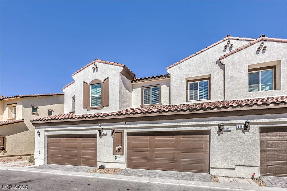 3 bed, 2.5 bath, 1311 sqft, $1,900 — Photo 1