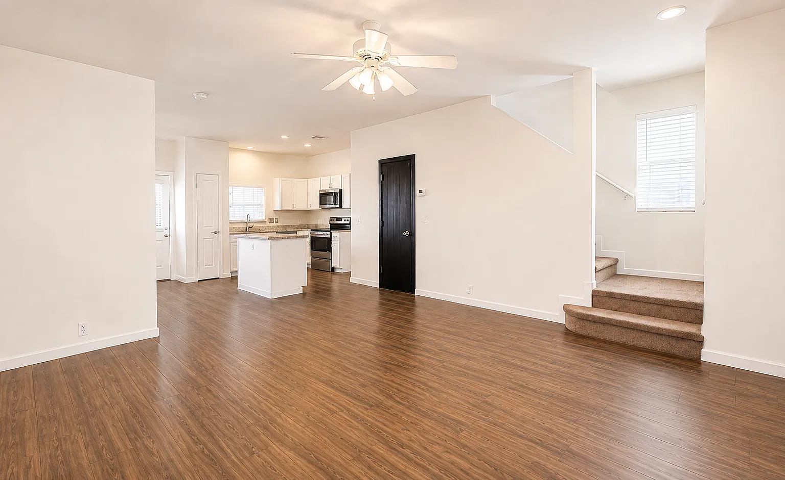 3 bed, 1.5 bath, 1221 sqft, $1,900 — Photo 2