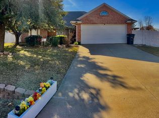 912 Herby Del Trl, Azle, TX 76020