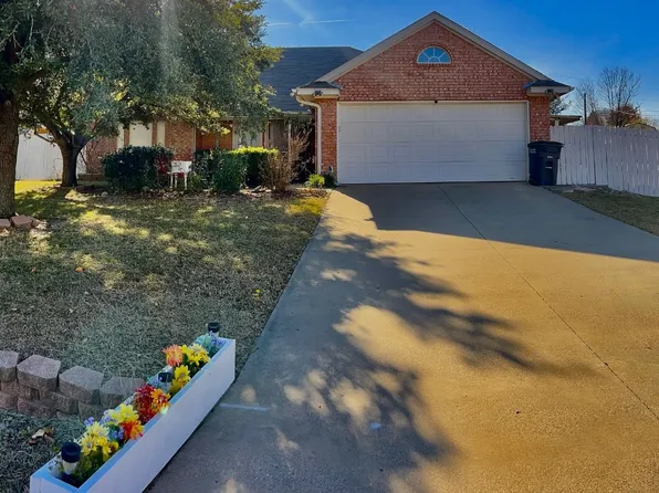 912 Herby Del Trl, Azle, TX 76020