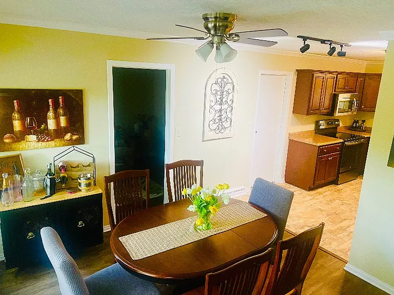375 Hemingway Dr — Photo 8