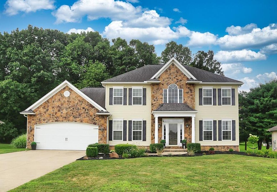 1st image of 77 Woodlake Trl