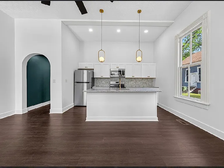 2807 Beacon Ave — Photo 6