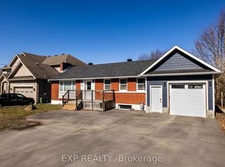 35 Withrow Ave, Ottawa, ON K2G 2H7