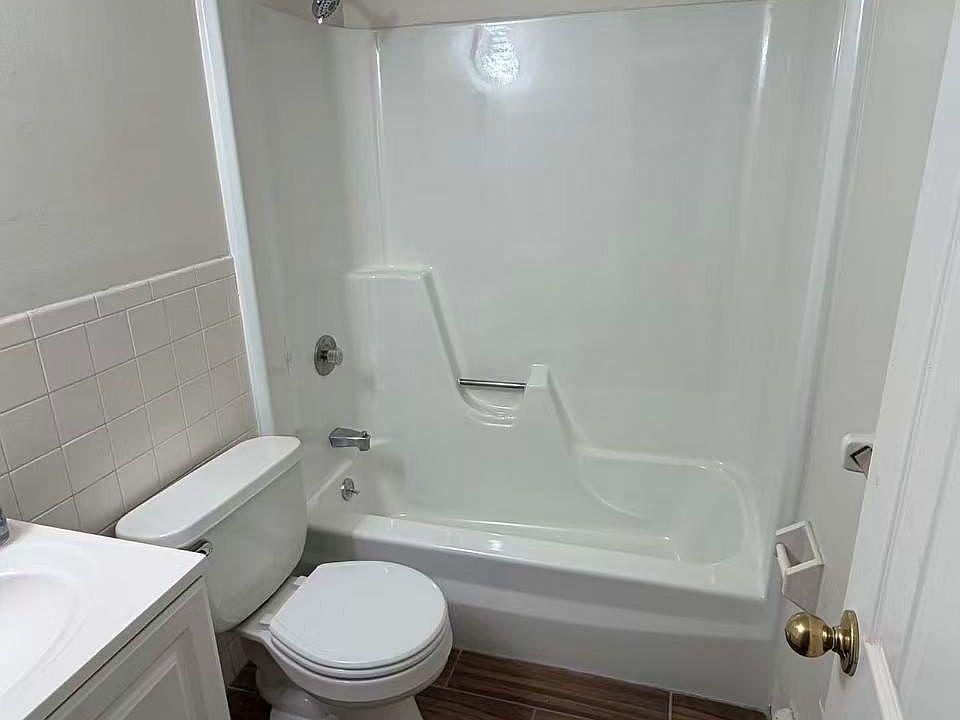 2nd image of 17 Davis Rd APT C14