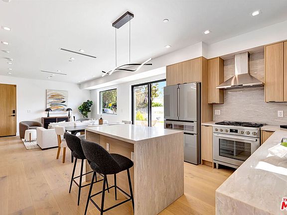 4th image of 4329 Radford Ave #1