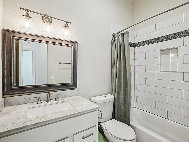 422 N Marlborough Ave — Photo 46