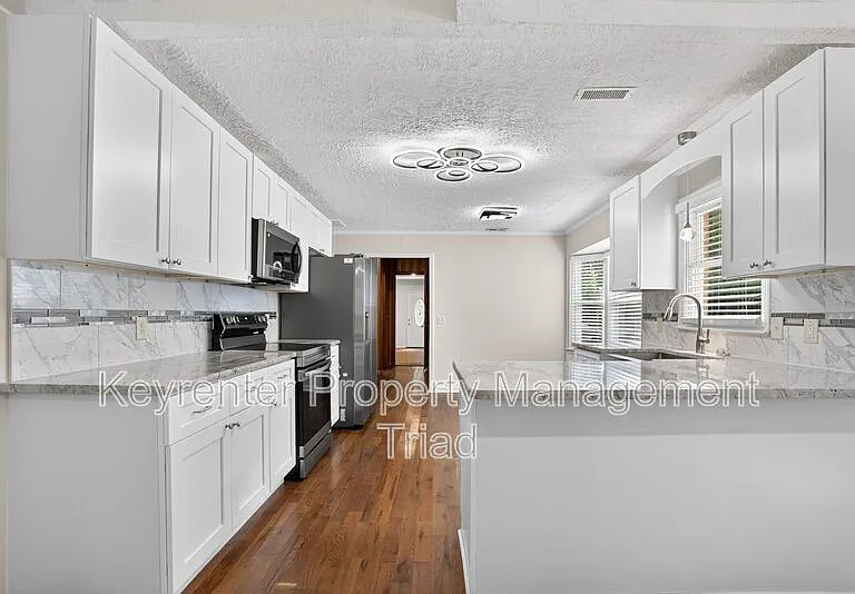 5108 Lakeshore Ct — Photo 5