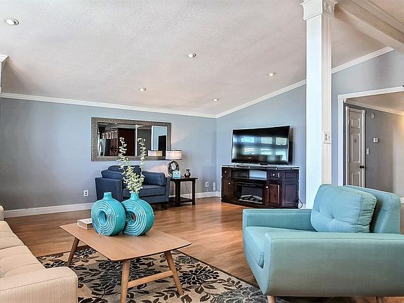 3rd image of 1067 Walnut Woods Ct