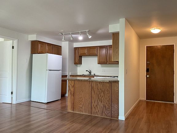 3rd image of 11012 NE 68th St APT 520