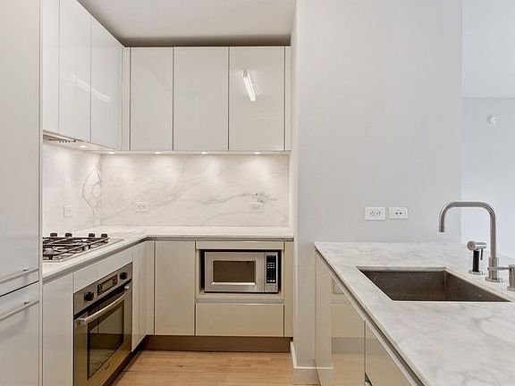 3rd image of 322 W 57th St APT 42Q