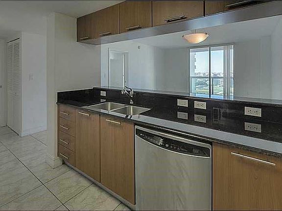 4th image of 1800 N Bayshore Dr APT 2622