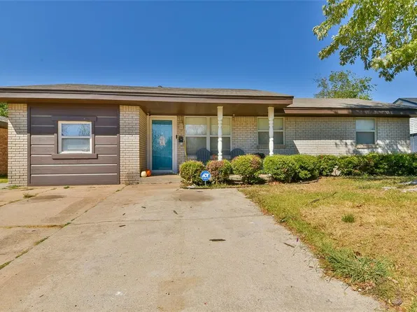 911 SW 2nd St, Moore, OK 73160