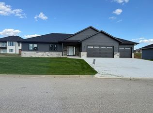 141 Mulberry Dr SE, Cascade, IA 52033