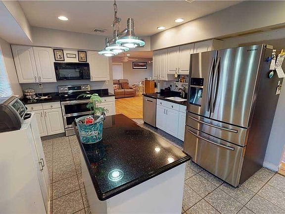 4th image of 4 Hartsdale Ln