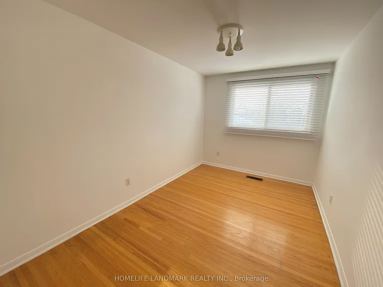 2293 Delkus Cres — Photo 10
