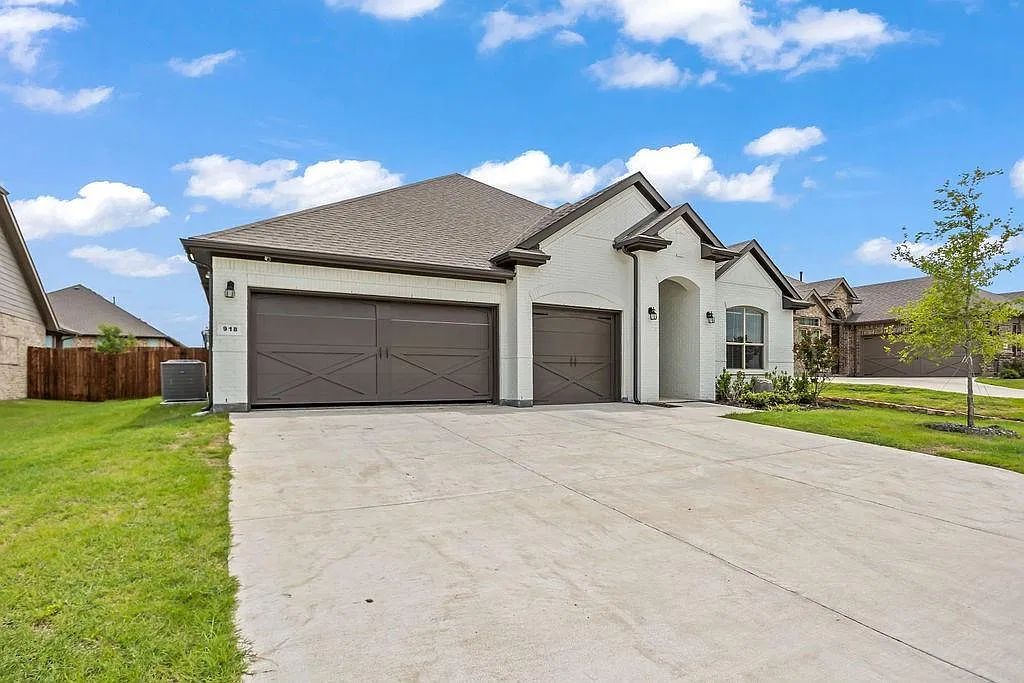 4 bed, 2494 sqft, $3,400 — Photo 2