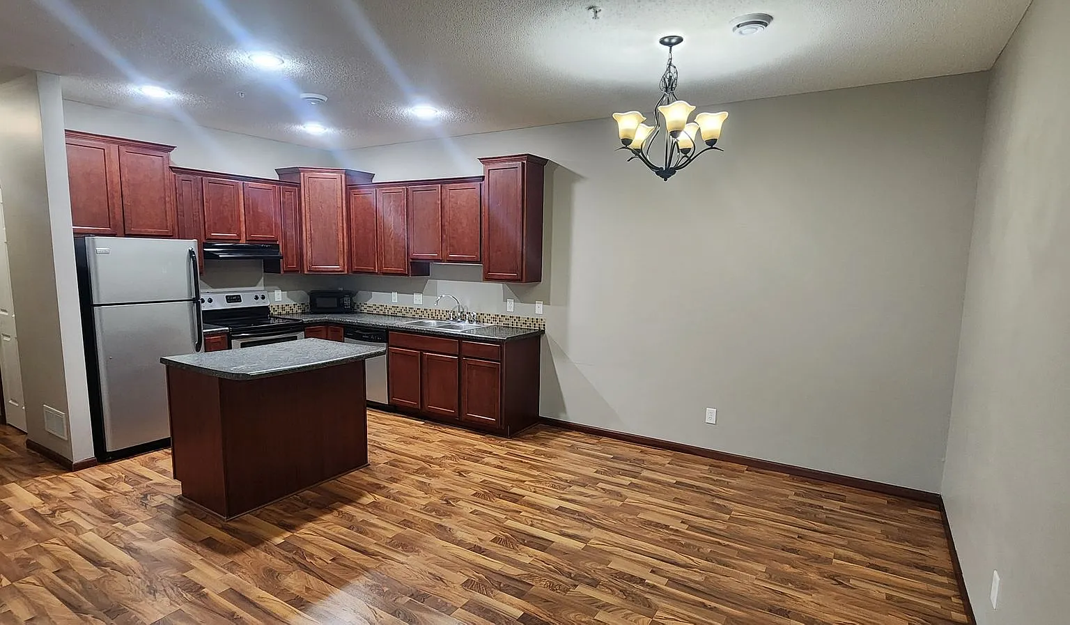 Beautiful 3 Bed Town Home for Rent — Photo 4