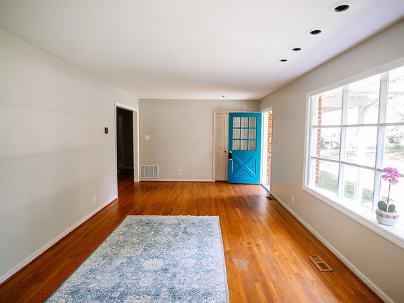 2nd image of 601 Parkview Dr