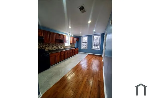 Building Photo - 698 S 20th St #3