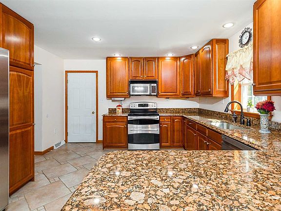 3rd image of 8 Frances Ct