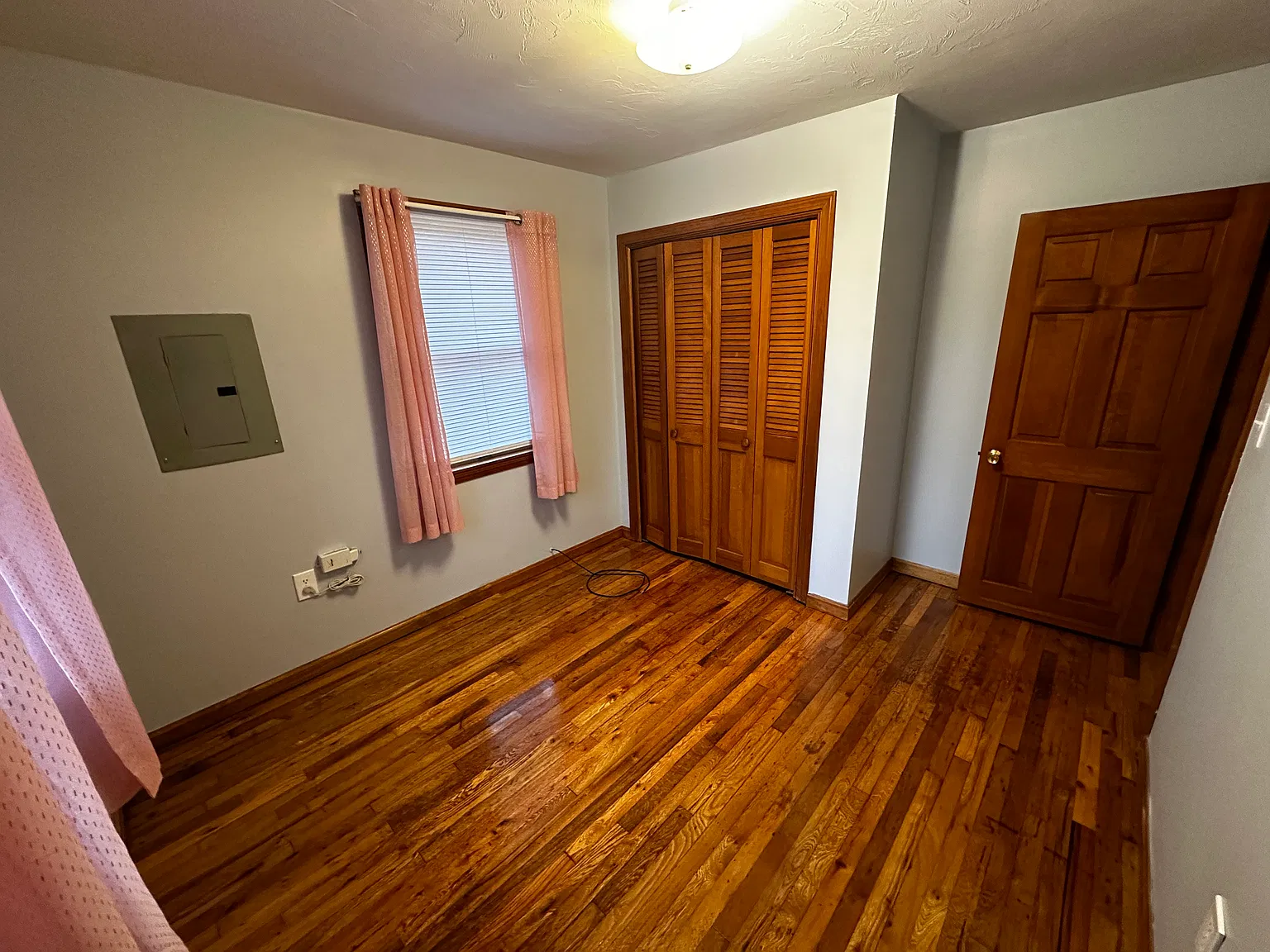 3 bed, 1.5 bath, 1268 sqft, $3,200 — Photo 2
