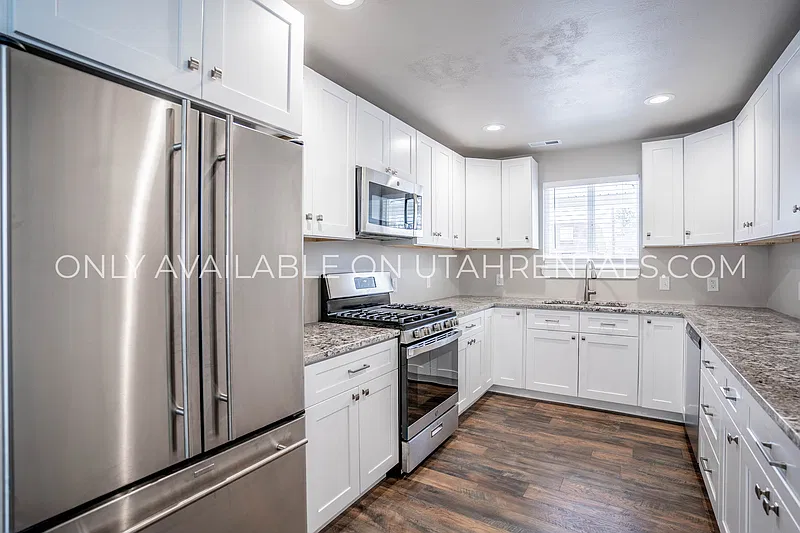 5 bed, 3.5 bath, 2960 sqft, $3,300 — Photo 3