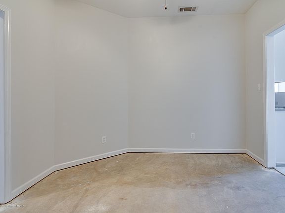 4th image of 381 Fairway Oaks Dr