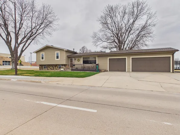 420 14th Ave, Holdrege, NE 68949