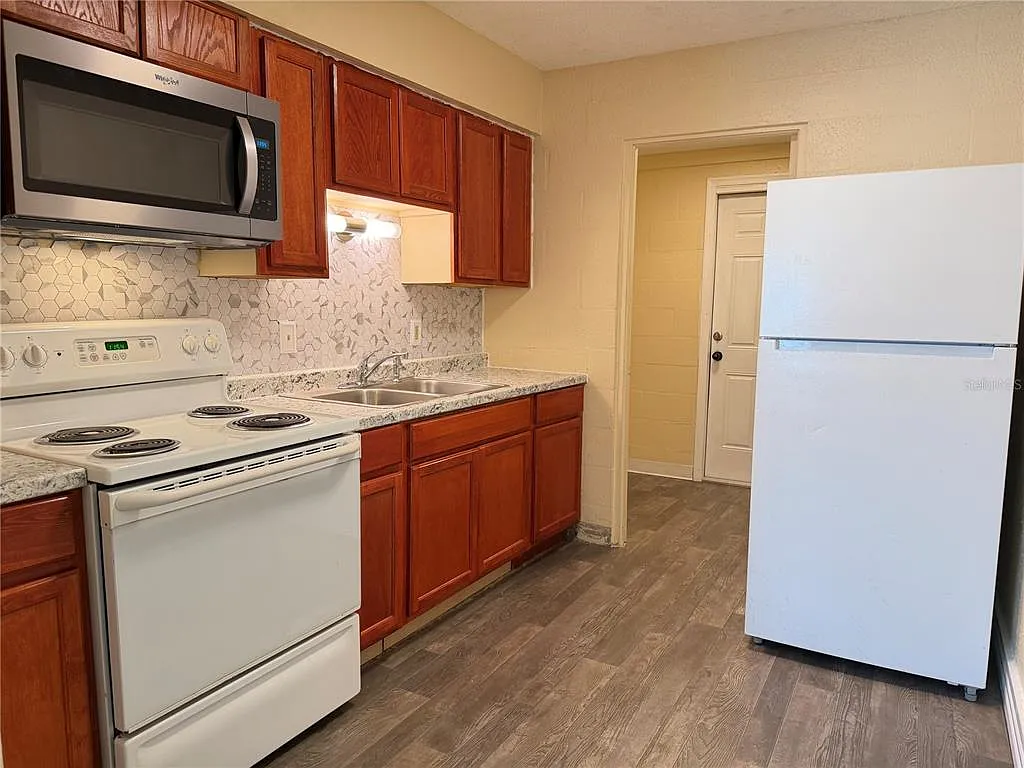 2 bed, 1.0 bath, 648 sqft, $1,200 — Photo 3