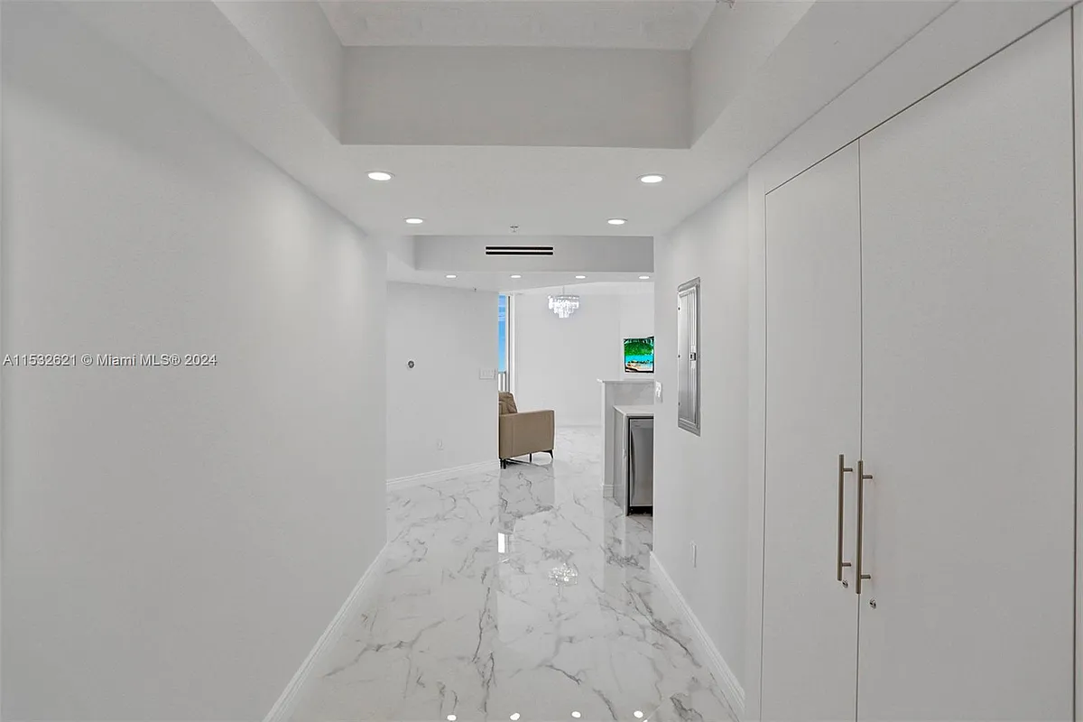 Building Photo - 16699 Collins Ave #2209