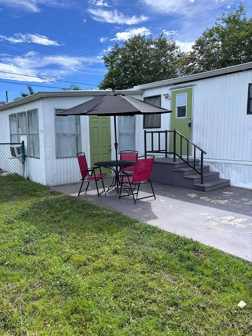 All Ages Accepted - 3 bedroom 1 bath in Fair Lane — Photo 1