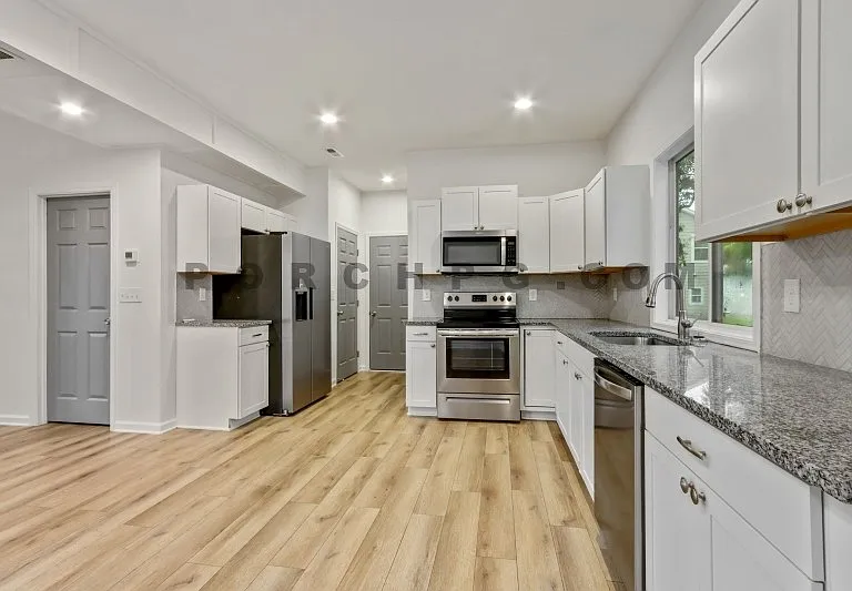 105 W Callahan St — Photo 8