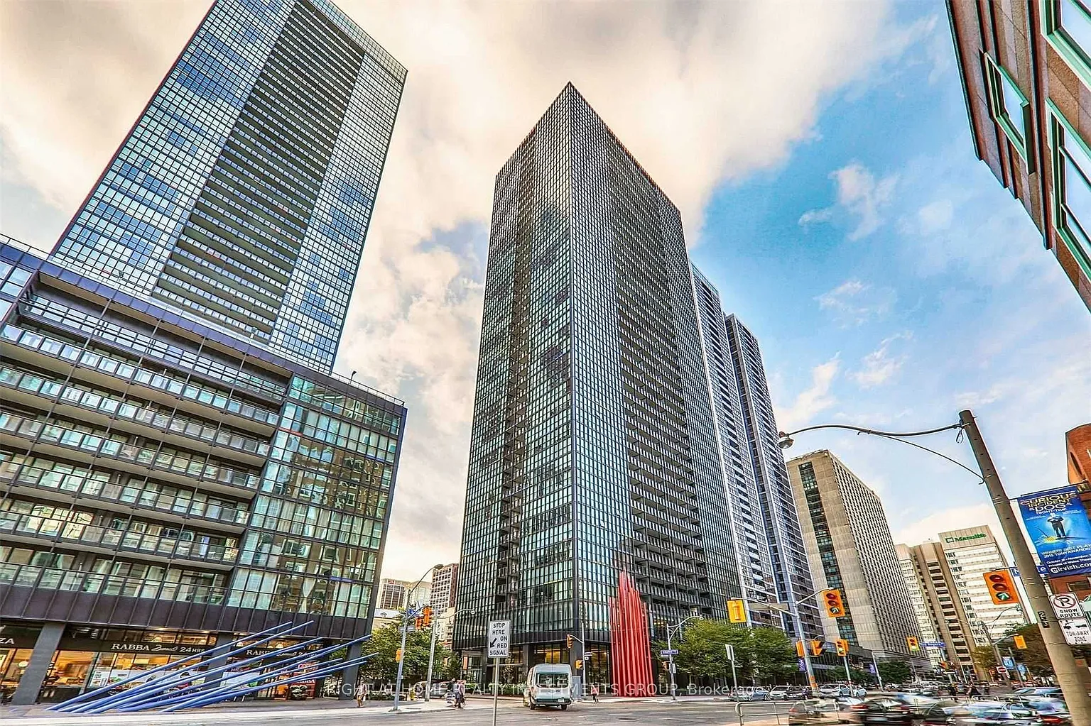 110 Charles St E #3201 photo 1