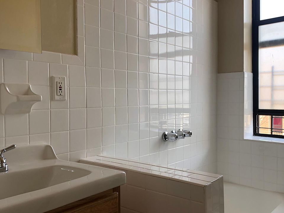2nd image of 2834 Bainbridge Ave