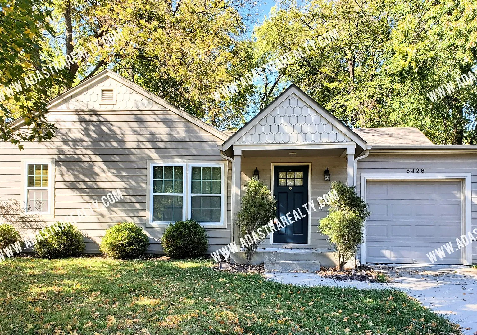 Beautiful Home in Mission, KS-Available NOW — Photo 1