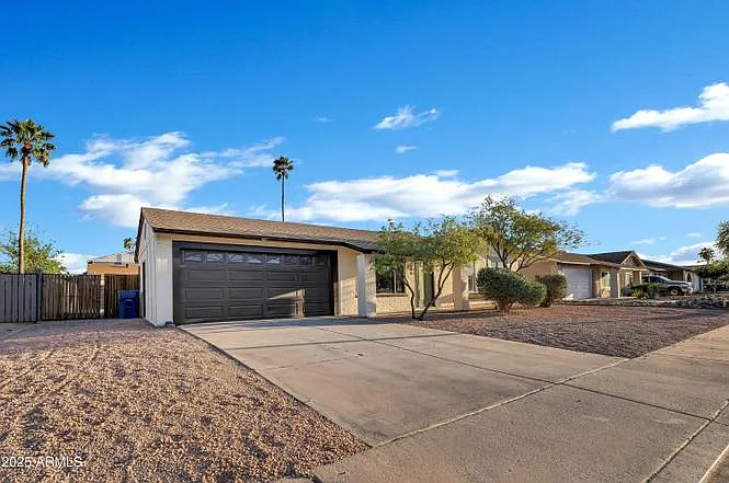 Building Photo - 605 W Posada Ave