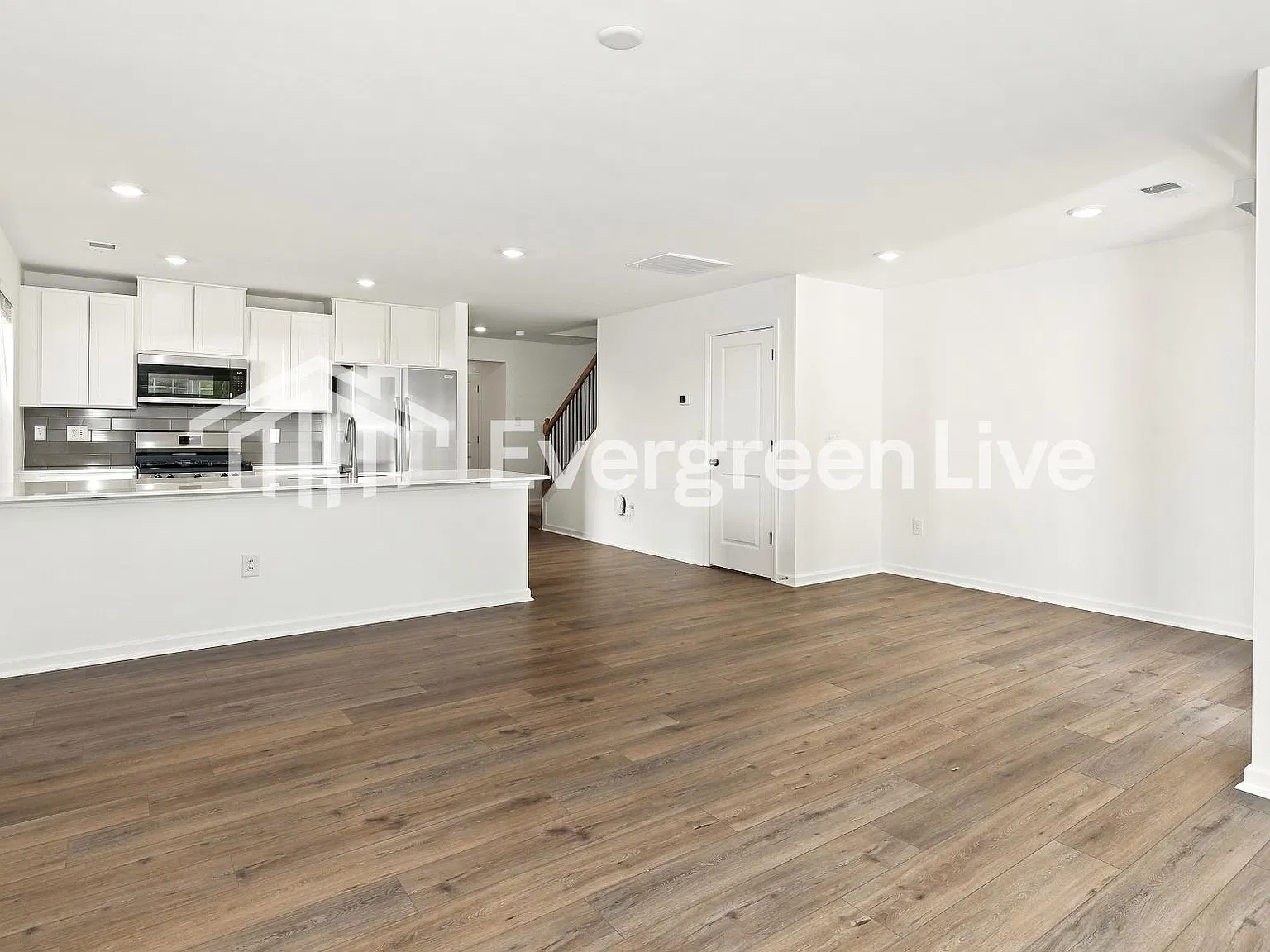 3 bed, 3.0 bath, 1403 sqft, $1,705 — Photo 2