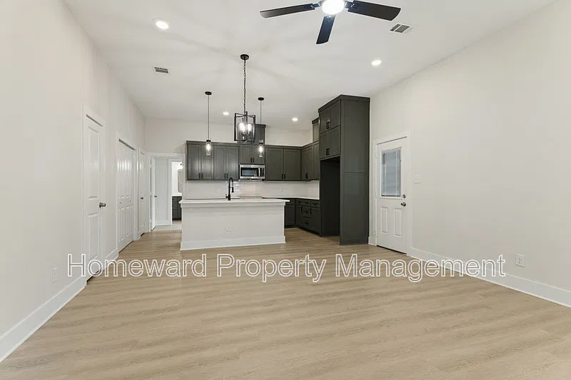 4 bed, 2.5 bath, 1744 sqft, $2,100 — Photo 3
