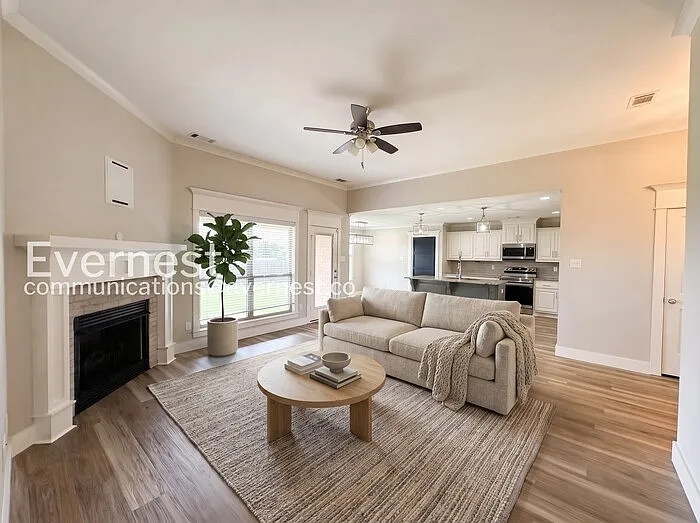 4 bed, 2.0 bath, 1700 sqft, $2,095 — Photo 2