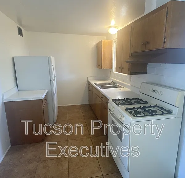 4239 E Lee St — Photo 4