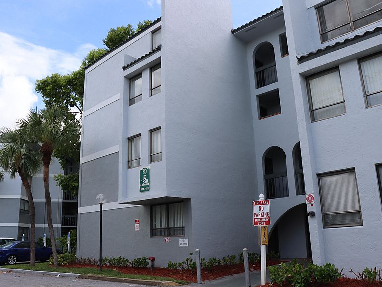 Presidential Golfview Condominiums Apartment Rentals West Palm Beach