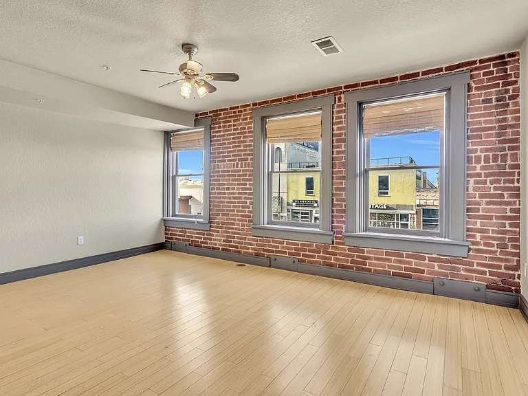 232 N Broadway #10 — Photo 9