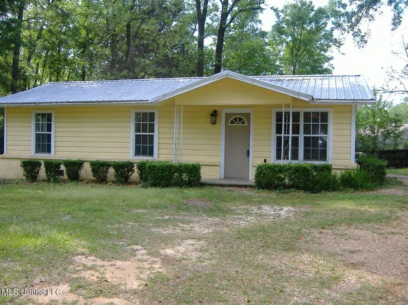 902 College Ave W, Wiggins, MS 39577
