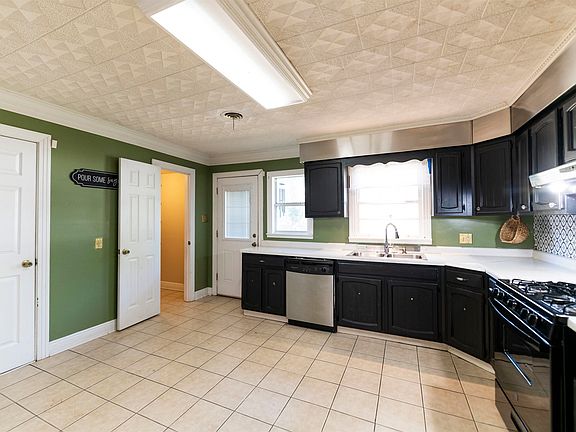 3rd image of 206 Marie Louise St