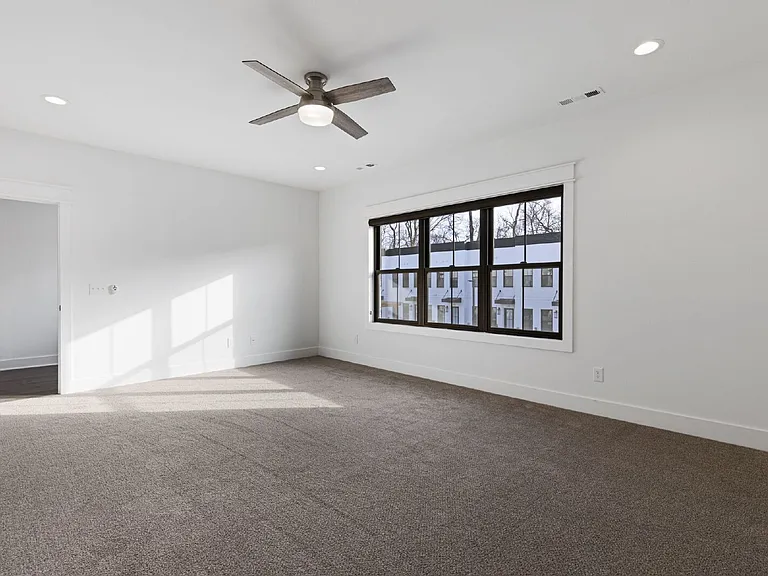 909 E State St — Photo 23
