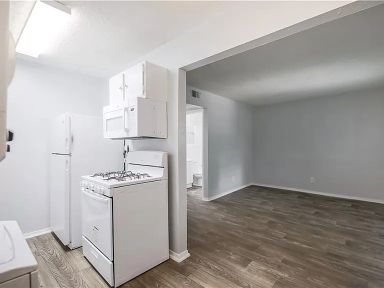 2401 Manor Rd #121 — Photo 9